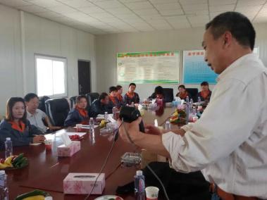 在永宁粮食银行培训POS系统使用。